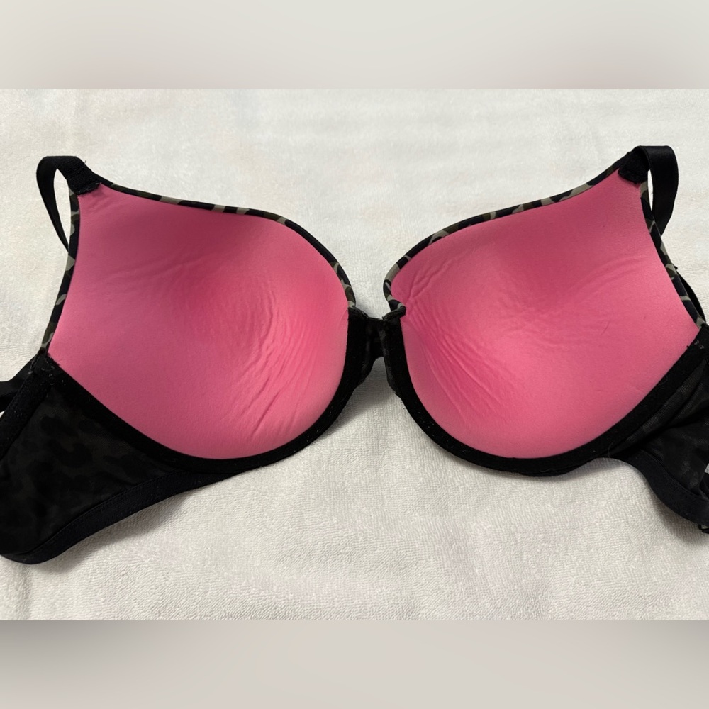 PINK Victoria’s Secret. Camo Print Bra with Black Lettering 36DD - Picture 3 of 5